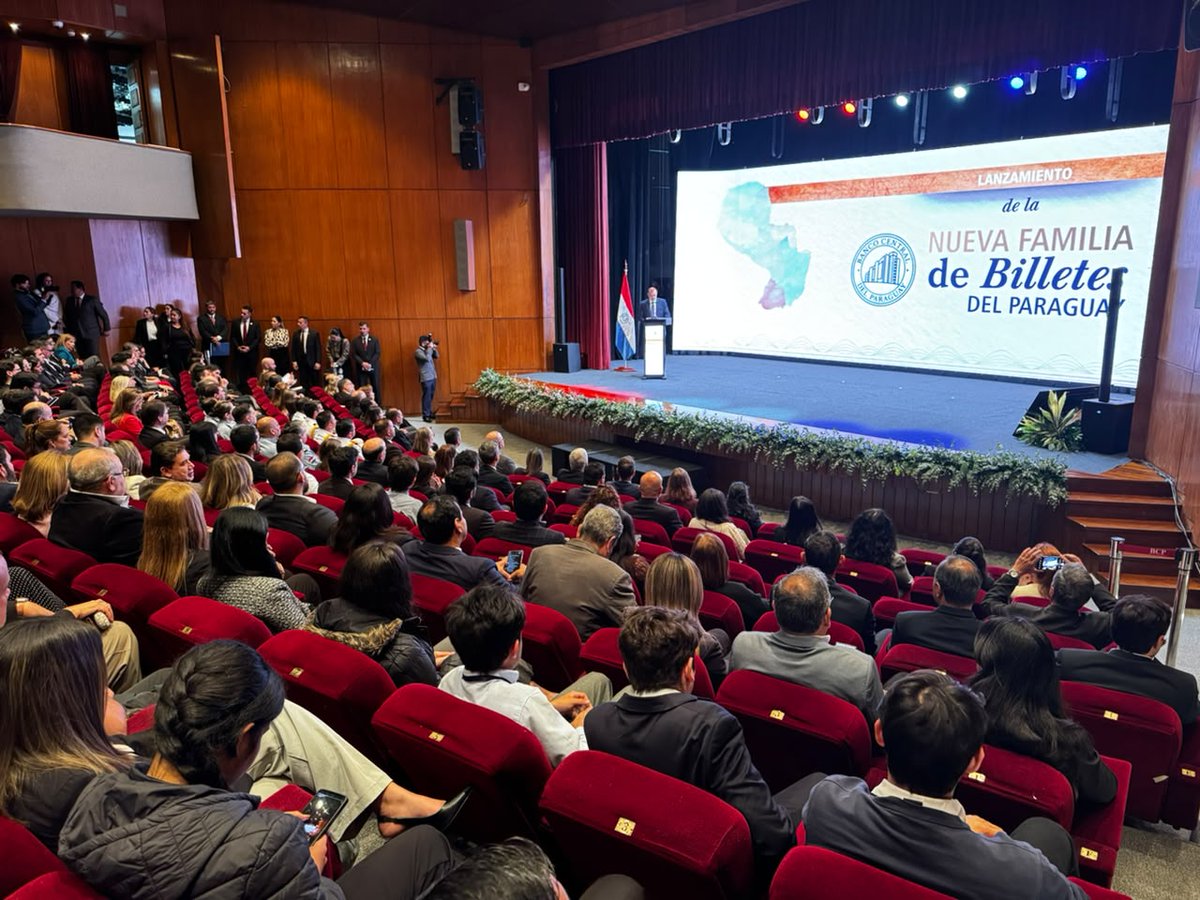 MTESS_PY's tweet photo. #Lanzamiento| Paraguay 🇵🇾presenta una nueva familia de billetes del guaraní

La ministra de Trabajo, @monicarecalded, participó este lunes del acto de presentación de la Nueva Familia de Billetes del Paraguay, realizado por el Banco Central del Paraguay (@BCP_PY), en coincidencia con el 83.º aniversario de la creación del guaraní como moneda nacional. El acto contó con la participación del presidente de la República, @SantiPenap.

La nueva familia comprende las denominaciones de G. 2.000, G. 5.000, G. 10.000, G. 20.000, G. 50.000 y G. 100.000, incorporando renovados diseños y mayores elementos de seguridad, además de características que facilitarán la identificación de las distintas denominaciones por parte de personas con discapacidad visual.

Los nuevos diseños ponen en valor la historia, la identidad, el patrimonio natural y la biodiversidad del Paraguay, conjugando innovación, seguridad y elementos representativos de nuestro país.

La presentación constituye la primera renovación integral del diseño y las características de los billetes del guaraní en más de seis décadas. Los billetes actualmente en circulación mantendrán su validez y convivirán con la nueva familia durante el proceso de incorporación gradual de los nuevos ejemplares.
