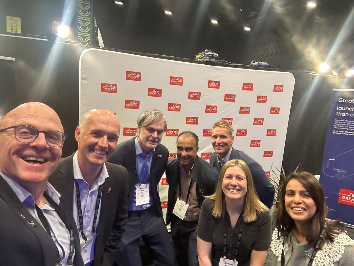SpaceCornwall's tweet photo. Head of Engagement Ross Hulbert has been in Aotearoa, meeting New Zealand's Space Minister Paul Goldsmith and spent time with the @DawnAerospace team.

This visit was fully funded by the @FCDOGovUK as part of the UK Government's space delegation to New Zealand. https://t.co/gxmZwo5egr
