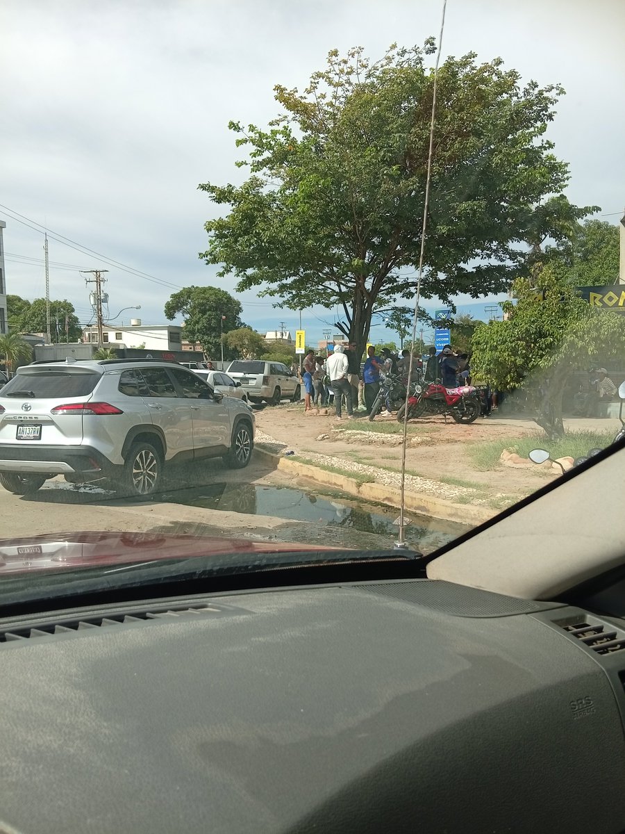 charbil's tweet photo. No tiene sentido .. todos los lunes se montan en la redoma Martí trabajadores de la alcaldía tratando que la gente tenga conciencia y no ensuciar, sin embargo las cloacas desbordada desde hace más de 2 meses .. Cumana Edo sucre . Redoma Martin de la Av Gran Mariscal. https://t.co/N9HkiTgbHX