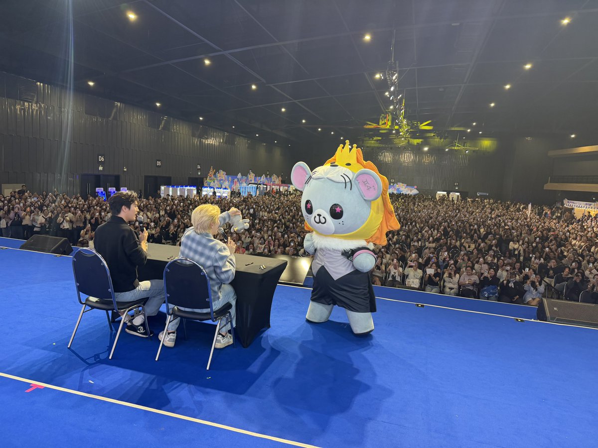 GmmtvShop's tweet photo. เจมีไนน์ - โฟร์ท และ LOOK KHUNNOO ขอบคุณทุกคนที่มาร่วมกิจกรรม Fan Sign ในงาน GMMTV FANIVAL 2026 : Happy Family นะครับ

@gemini_ti @tawattannn
@_lookkhunnoo 

#GMMTVFANIVAL2026HappyFamilyxGF
#GMMTV https://t.co/Ud0npN9Tmh