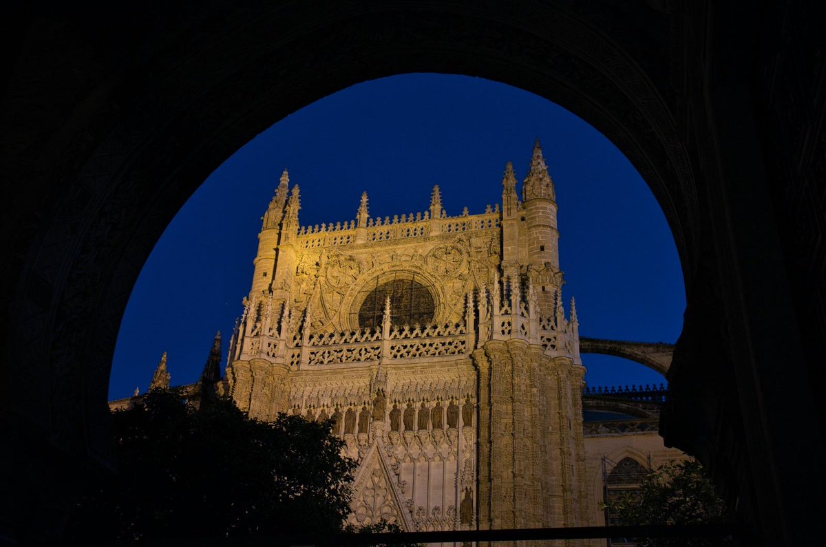 CatedraldeSev's tweet photo. Hoy, en el Día Mundial de la Arquitectura, la Catedral de Sevilla muestra cómo Fe, historia, arte y arquitectura forman parte de un mismo patrimonio. https://t.co/2kxAn8uL43