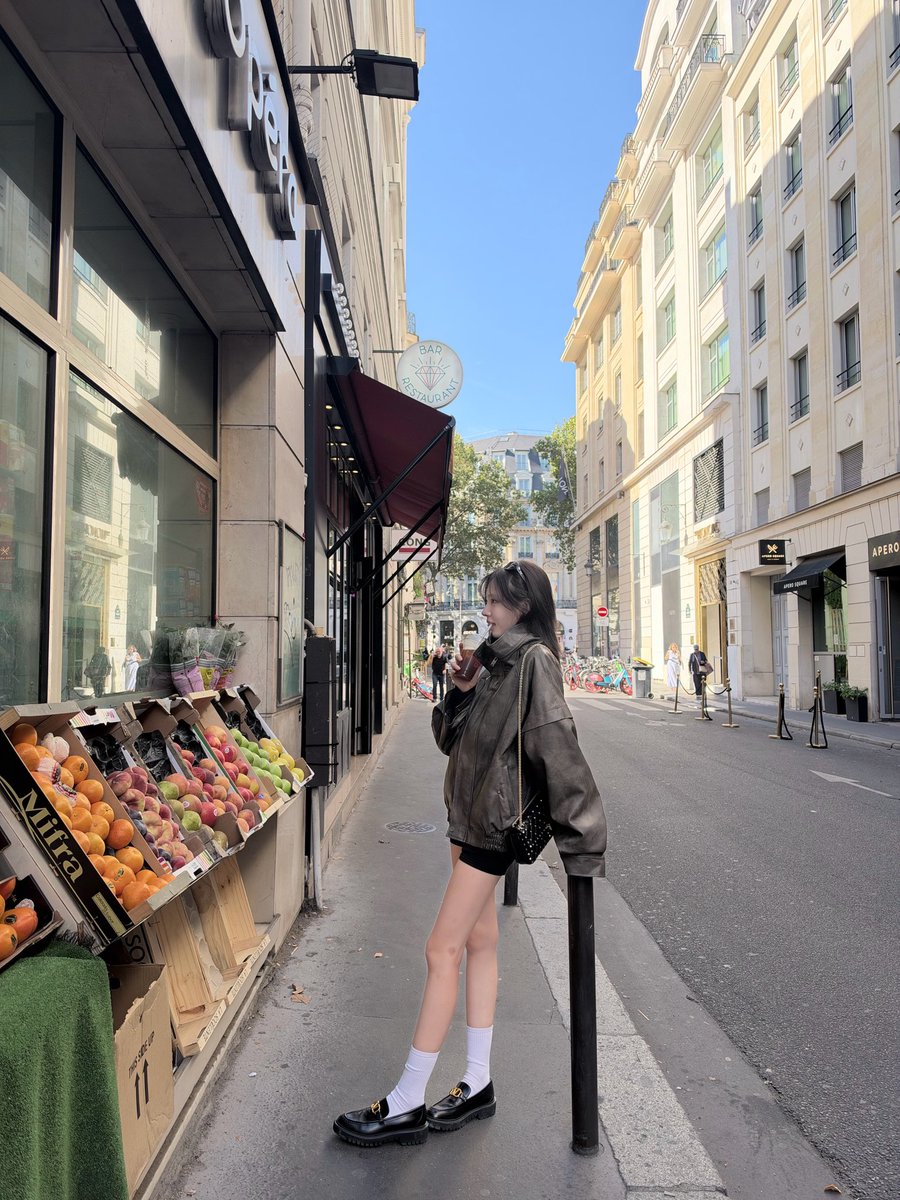 mxnmexn's tweet photo. น้องจีวอนบับเบิ้ลมาบอกว่ามีปัญหาแล้วก็หายไปสักพักก่อนจะส่งรูปนี้มาบ่นว่า ชุดหนูมันไม่ค่อยเข้ากับถุงเท้าสีขาวเท่าไหร่…แต่หนูก็หาถุงเท่าสีดำไม่เจอ น้องอาจจะไม่ค่อยชอบแต่ชั้นชอบอะไรแบบนี้มาก อ้วมแต่งแบบนี้บ่อย ๆ ได้มั้ยคะ ㅠㅡㅠ https://t.co/Q5onXjUPBB