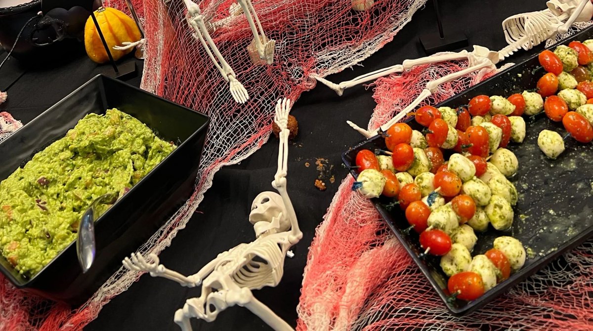 ZeroCater's tweet photo. 🎃 The fun-size wrapper often has no ingredient list. The full label lives on the bag.

At the office Halloween party: one bag per bowl, bag beside it, panel facing out.

https://t.co/rhq3us3exe https://t.co/oozldt5vsj