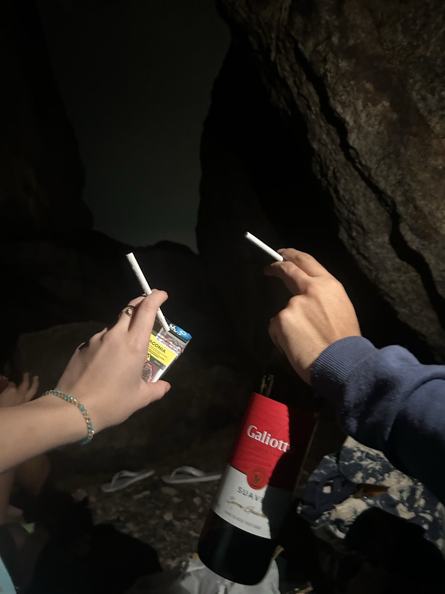demoniocarioca's tweet photo. “bora fumar numa caverna na praia?” bora https://t.co/KUCRVB8gyp