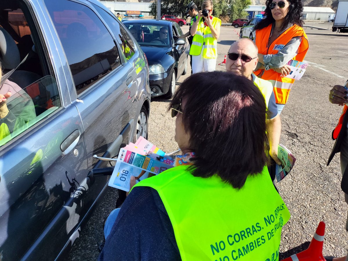 ASPAYMNACIONAL's tweet photo. 🚗📵 Al volante, cero distracciones

ASPAYM y la @DGTes  unen fuerzas este octubre para concienciar frente a las distracciones al volante.

Personas voluntarias con lesión medular llevan el mensaje a distintos puntos de España.

👉 Toda la campaña:  https://t.co/0Rv77doa1C https://t.co/AB85Qwkjjb