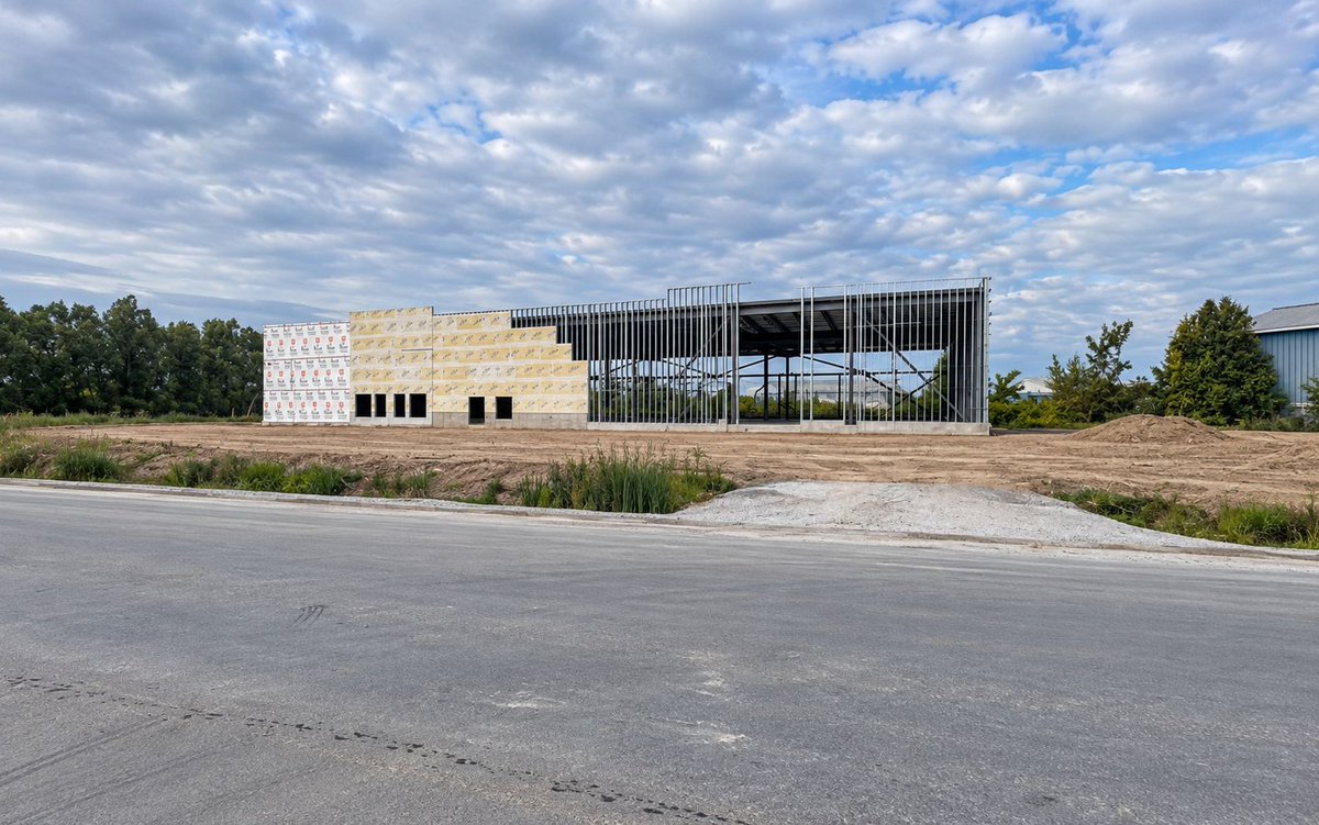 CHRealty's tweet photo. JUST LISTED | $6.9M
1386–1394 Greely Lane, Ottawa
New industrial construction: approx. 13,600 sq. ft., 4 units, 16-ft clear height and 600V/3-phase power.
Details: 613-799-9249
Chris Hilliard Realty Inc., Brokerage https://t.co/gsrOmrZ8tl