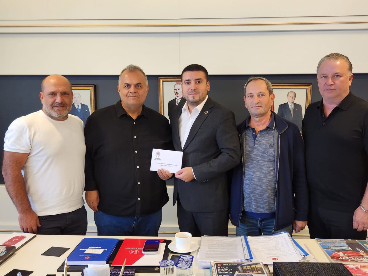 mhp_maltepe's tweet photo. Gülsuyu Spor Kulübü Başkanı Sn. Behram Kaçar, İlçe Başkanımız Sn. Aykut Doğan’a ziyarette bulunarak
Gülsuyu Spor Kulübü tarafından düzenlenecek olan 41. Yıl Destek Gecesi programının davetiyesini takdim ettiler.

Nazik ziyaretleri ve davetleri için Sn. Behram Kaçar’a teşekkür eder, Gülsuyu Spor Kulübümüze 41. kuruluş yıl dönümü vesilesiyle başarılarının devamını dileriz.
