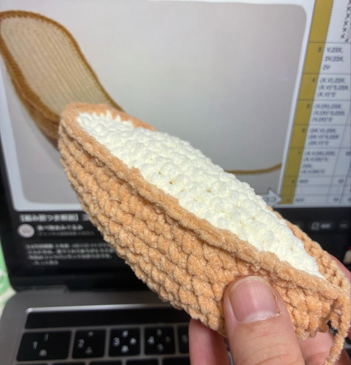 minchimushi's tweet photo. おいなりさん言われたけどホットドッグ編んでます。 https://t.co/a2yxSIOyRZ