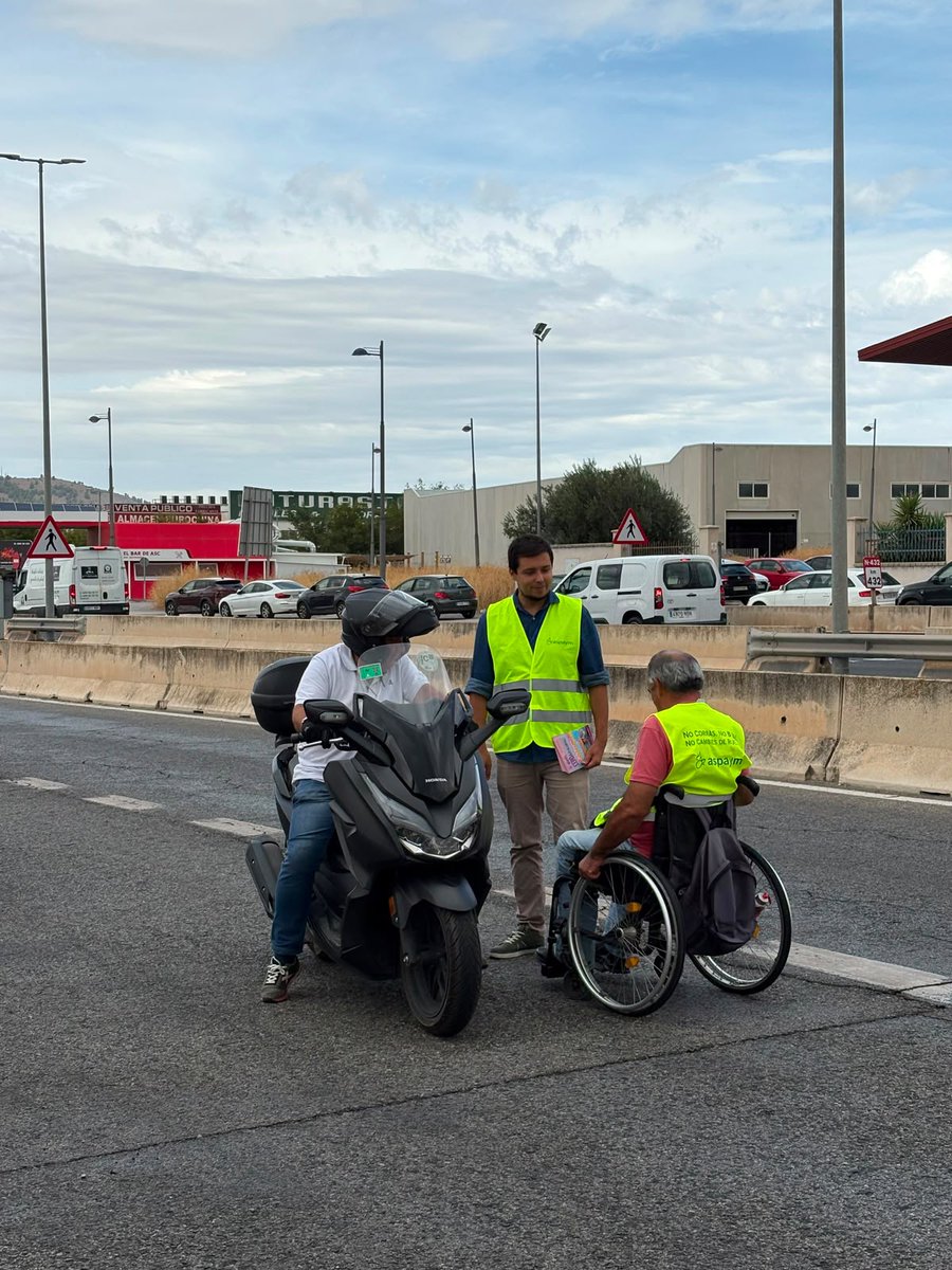ASPAYMNACIONAL's tweet photo. 🚗📵 Al volante, cero distracciones

ASPAYM y la @DGTes  unen fuerzas este octubre para concienciar frente a las distracciones al volante.

Personas voluntarias con lesión medular llevan el mensaje a distintos puntos de España.

👉 Toda la campaña:  https://t.co/0Rv77doa1C https://t.co/AB85Qwkjjb