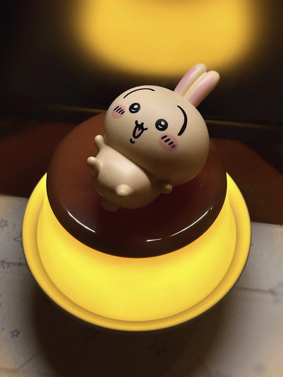 UsekiChin's tweet photo. 1話でプリンを食べた後、どんどん太っていったうさぎの姿が脳裏に…🍮
思わずプリン型のライトを買ってしまいました。
光るのは可愛いけど、このままだと本当に食べられそうで心配です😂
#ちいかわ #うさぎ #プリン #ちいかわグッズ https://t.co/nZfQceYX76