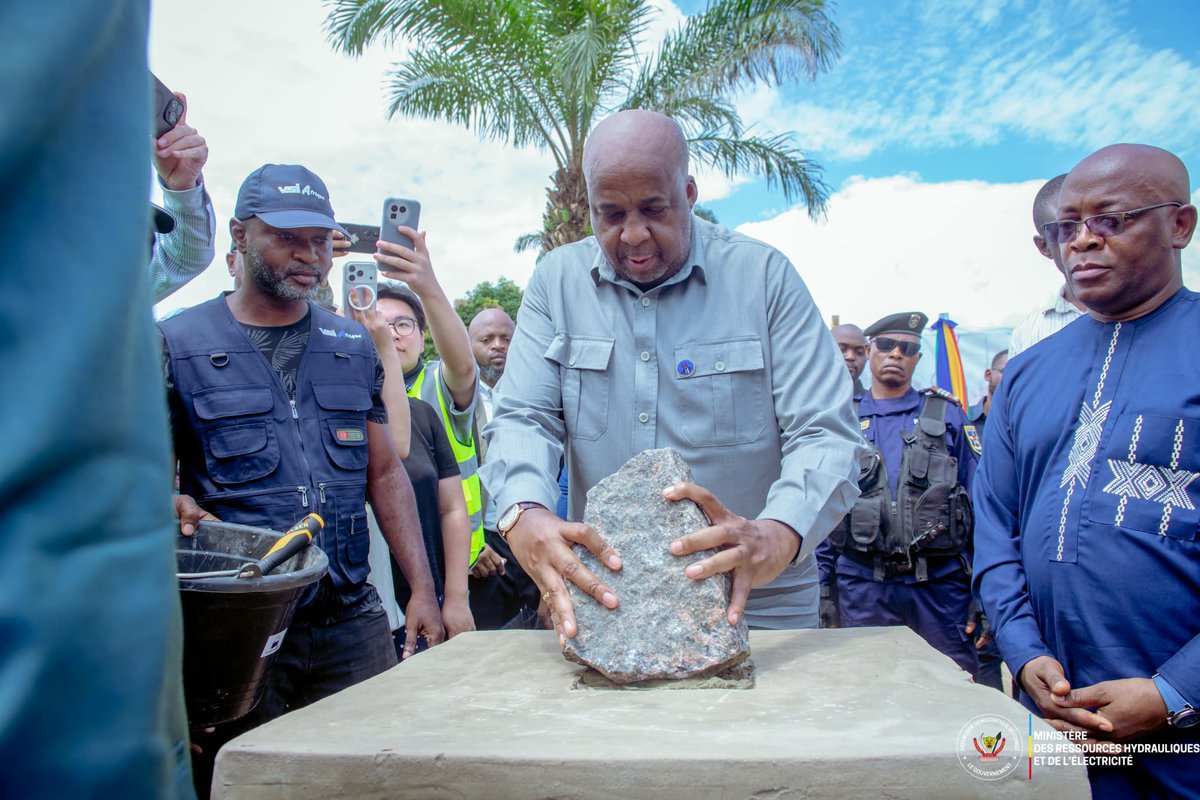 Min_Resshyd_rdc's tweet photo. 💧KANANGA | LANCEMENT DES TRAVAUX D’ALIMENTATION EN EAU POTABLE POUR PRÈS DE 1,5 MILLION D’HABITANTS

Ce lundi 5 octobre 2026, S.E. Aimé SAKOMBI MOLENDO, Ministre des Ressources Hydrauliques et de l’Électricité, Représentant personnel du Président de la République, Chef de l’État, S.E. Félix-Antoine TSHISEKEDI TSHILOMBO, a procédé à la pose de la première pierre des travaux d’alimentation en eau potable de la ville de Kananga.

D’un investissement global d’environ 164 millions USD, avec l’appui de la Banque mondiale, ces travaux prévoient notamment la construction de la nouvelle usine de traitement de Lulua, la réhabilitation et l’extension de l’usine de Kanyuka, ainsi que le renforcement du réseau de distribution.

À terme, ces infrastructures porteront la capacité nominale de production à 125 000 m³ d’eau par jour, avec l’ambition de desservir près de 1,5 million d’habitants.

Cette étape majeure traduit en actes la vision du Chef de l’État : faire du droit d’accès à l’eau potable une réalité concrète et durable pour les populations congolaises.
#MRHE #RDC #Kananga #EauPotable