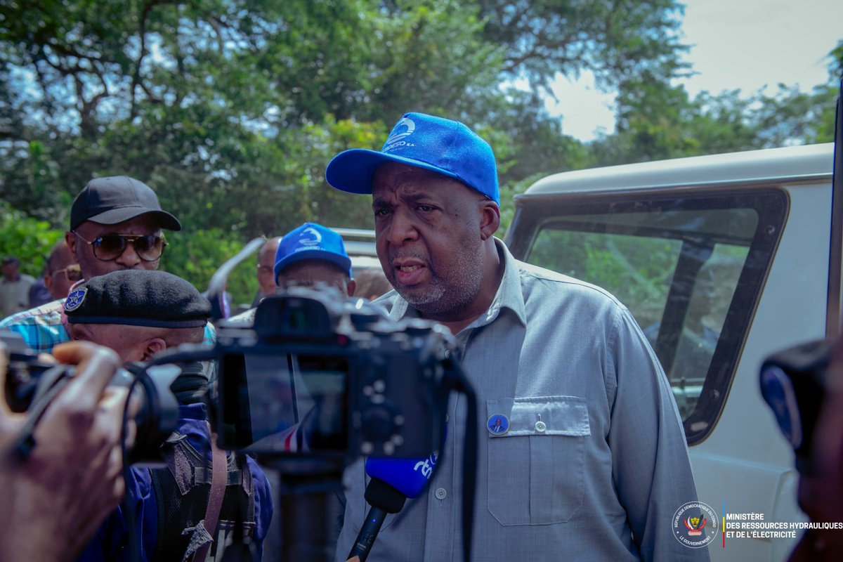 Min_Resshyd_rdc's tweet photo. 💧KANANGA | LANCEMENT DES TRAVAUX D’ALIMENTATION EN EAU POTABLE POUR PRÈS DE 1,5 MILLION D’HABITANTS

Ce lundi 5 octobre 2026, S.E. Aimé SAKOMBI MOLENDO, Ministre des Ressources Hydrauliques et de l’Électricité, Représentant personnel du Président de la République, Chef de l’État, S.E. Félix-Antoine TSHISEKEDI TSHILOMBO, a procédé à la pose de la première pierre des travaux d’alimentation en eau potable de la ville de Kananga.

D’un investissement global d’environ 164 millions USD, avec l’appui de la Banque mondiale, ces travaux prévoient notamment la construction de la nouvelle usine de traitement de Lulua, la réhabilitation et l’extension de l’usine de Kanyuka, ainsi que le renforcement du réseau de distribution.

À terme, ces infrastructures porteront la capacité nominale de production à 125 000 m³ d’eau par jour, avec l’ambition de desservir près de 1,5 million d’habitants.

Cette étape majeure traduit en actes la vision du Chef de l’État : faire du droit d’accès à l’eau potable une réalité concrète et durable pour les populations congolaises.
#MRHE #RDC #Kananga #EauPotable