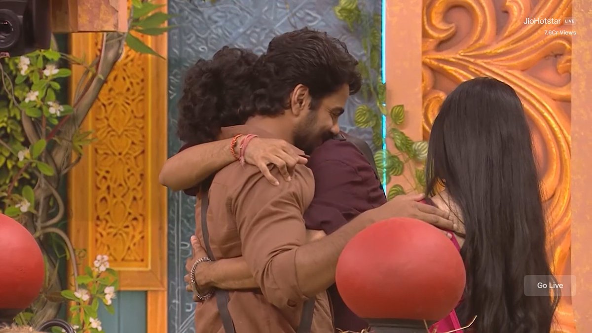 jeevanipandu's tweet photo. Best part of today's live!🥹❤️

Love their brotherhood to bits and pieces: the comfort, the madness, the genuine affection…EVERYTHING!🥹🫶🏻
May this bond only grow stronger with time!🥹
Evil eyes off!🧿

#BiggBossTelugu10 #RohitNaidu #CharanMahadev https://t.co/ddzcp6Jy4Z