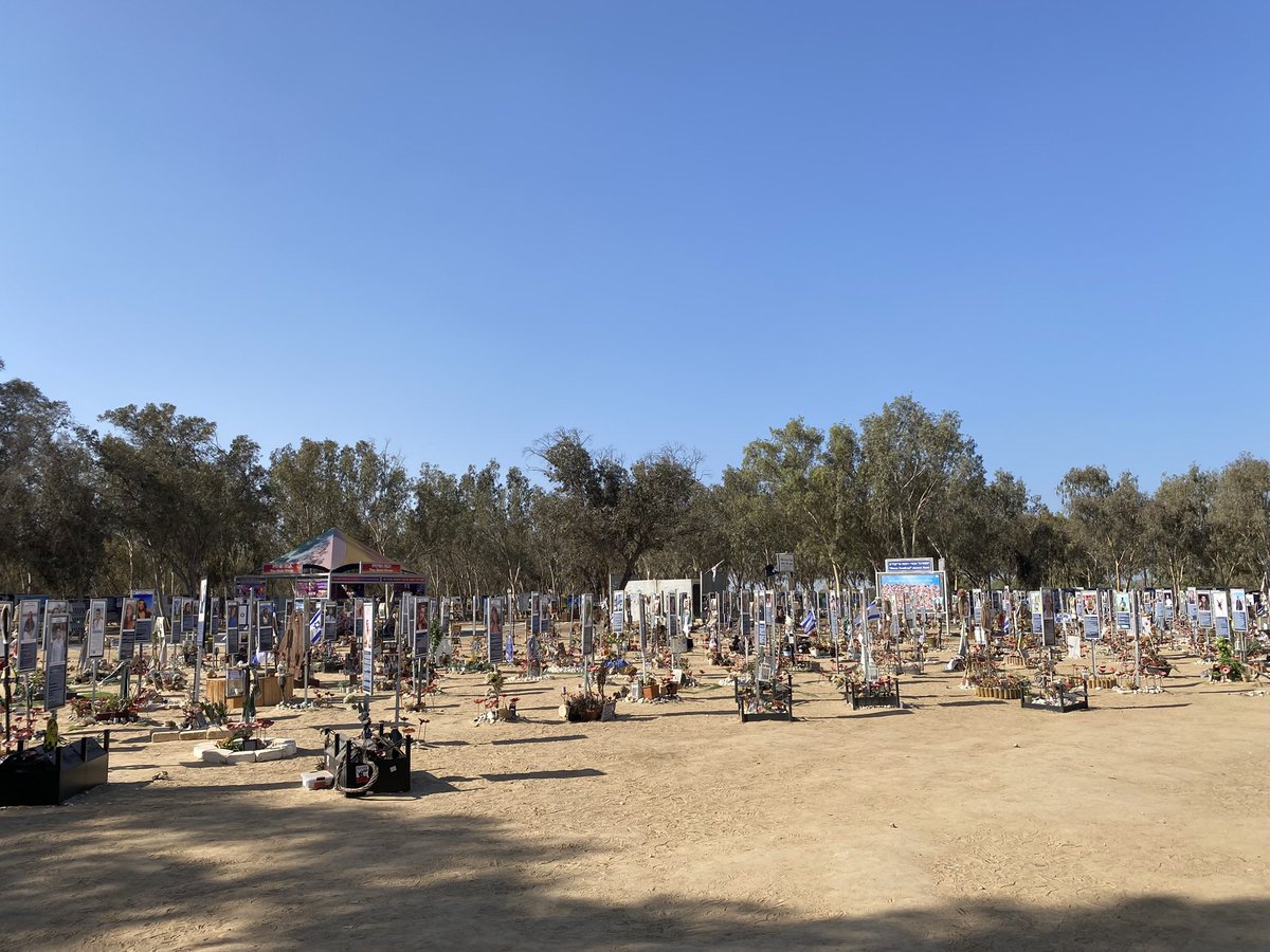 IsraelinRepDom's tweet photo. Hoy, 24 de Tishrei en el calendario hebreo, es el Día Nacional de Conmemoración del 7 de octubre en Israel.

Aquel día, terroristas palestinos se infiltraron en Israel desde Gaza, asesinaron a casi 1.200 personas y secuestraron a 251.

Entre las víctimas hubo bebés, niños, mujeres, hombres y adultos mayores.

Atacaron comunidades civiles, irrumpieron en hogares y acribillaron a jóvenes en un festival de música, entre otras atrocidades.

No olvidamos.