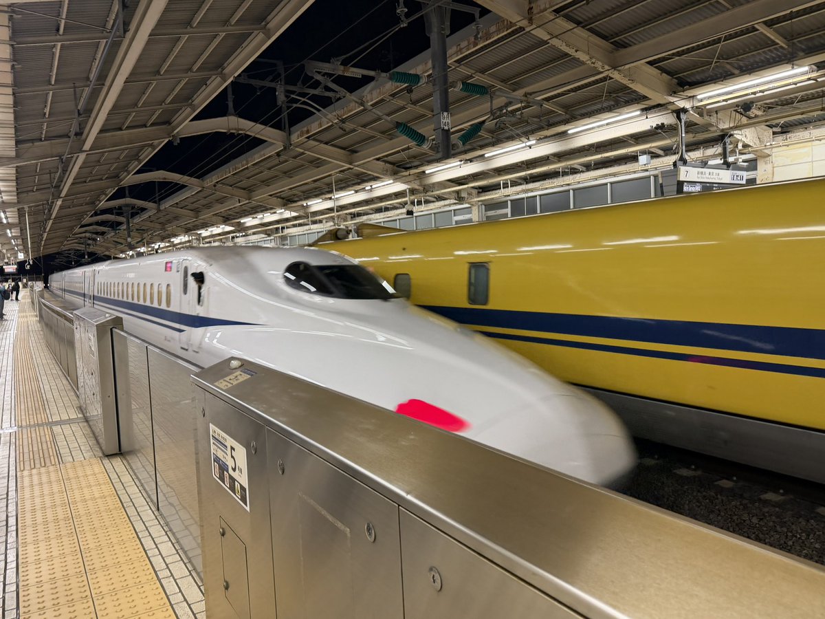 wononegie's tweet photo. 公衆浴場から東横インに戻り、コインランドリーに洗濯物を入れてから部屋へ…

洗濯が終わるのを待つ間に今日撮った画像の整理をしていると衝撃的な画像が…

乗ってきた新幹線が走り去るところを撮ったのだけど、あとで見たら反対側にドクターイエローが走っとる！

全く気付いてなかったことに衝撃… https://t.co/GLX736eOtv