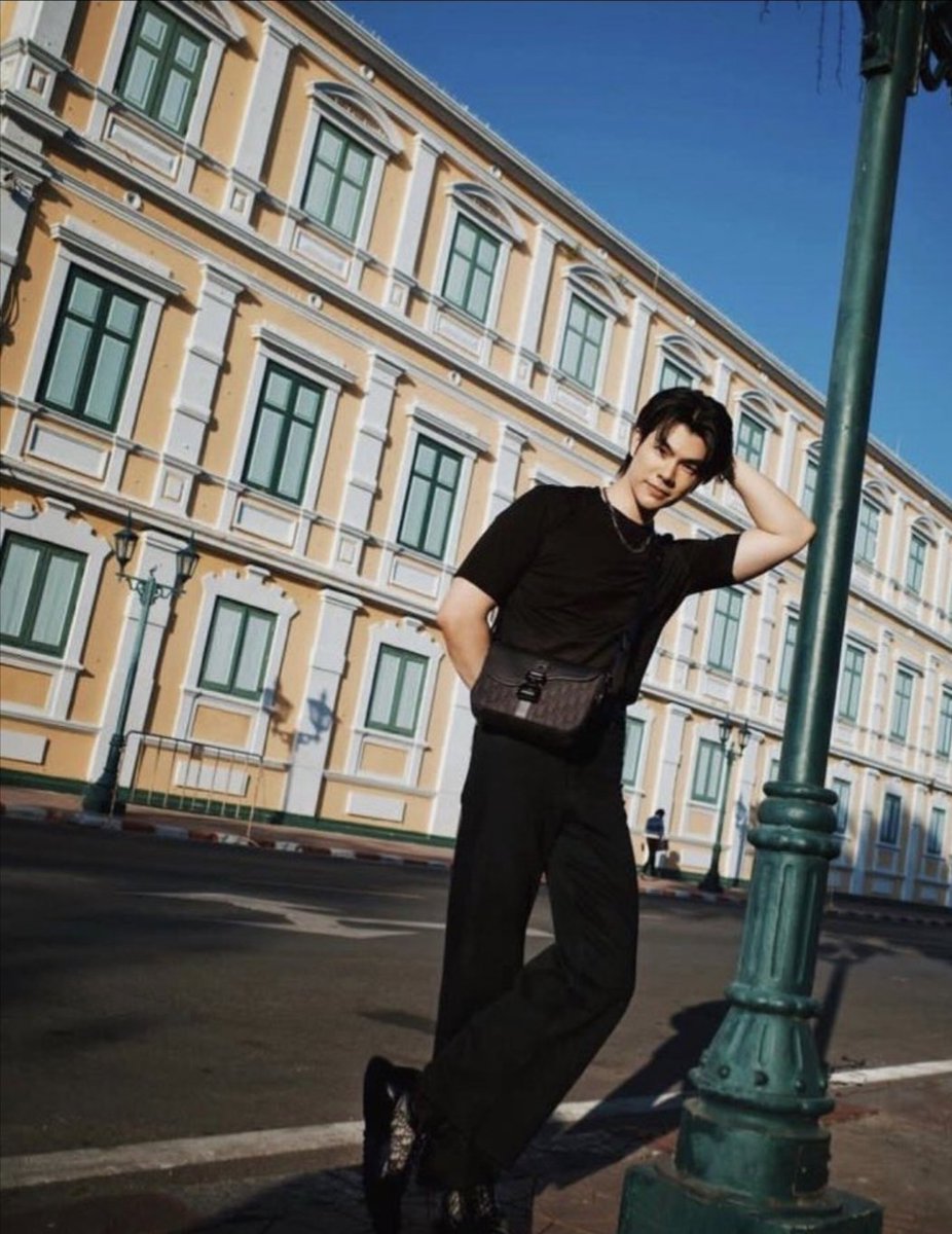 AmmySukhon's tweet photo. ยืนเท่เท่💚
ระวังเสาล้ม🤣🤣

#GreenyRoseSelcaDay 
#MilePhakphum   @milephakphum
#GreenyRose https://t.co/K0QDeRmFNR