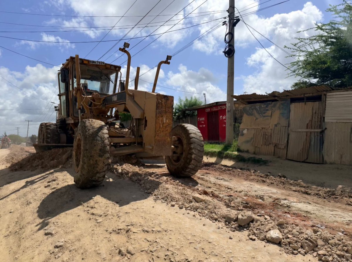 SubcountyAdmin's tweet photo. 🚧Road Works have been carried out along the Kiembeni–Mwisho to Kashani Road in Kisauni Sub County entailing grading and other improvements to restore movement for residents &amp; motorists.
#RoadWorks #KiembeniMwisoKashani #ServiceDelivery https://t.co/aVcTQqzps4
