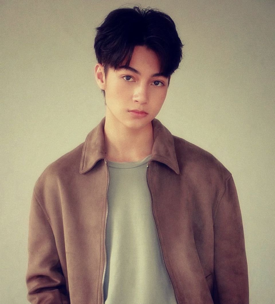 chrliest's tweet photo. charlie's visual is really not a joke.. hmm i think everything about him is so freaking perfect https://t.co/iwNUgeHTvJ