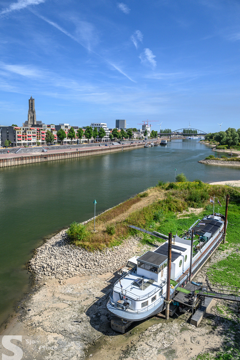 sjo_nl's tweet photo. De waterstand in de rivieren blijft laag. Een foto van de Nederrijn bij Arnhem op 11 augustus en één van gisteren 4 oktober. https://t.co/TviwybE5s1