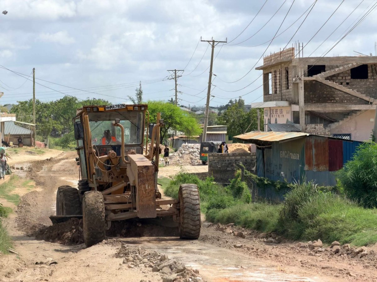 SubcountyAdmin's tweet photo. 🚧Road Works have been carried out along the Kiembeni–Mwisho to Kashani Road in Kisauni Sub County entailing grading and other improvements to restore movement for residents &amp; motorists.
#RoadWorks #KiembeniMwisoKashani #ServiceDelivery https://t.co/aVcTQqzps4