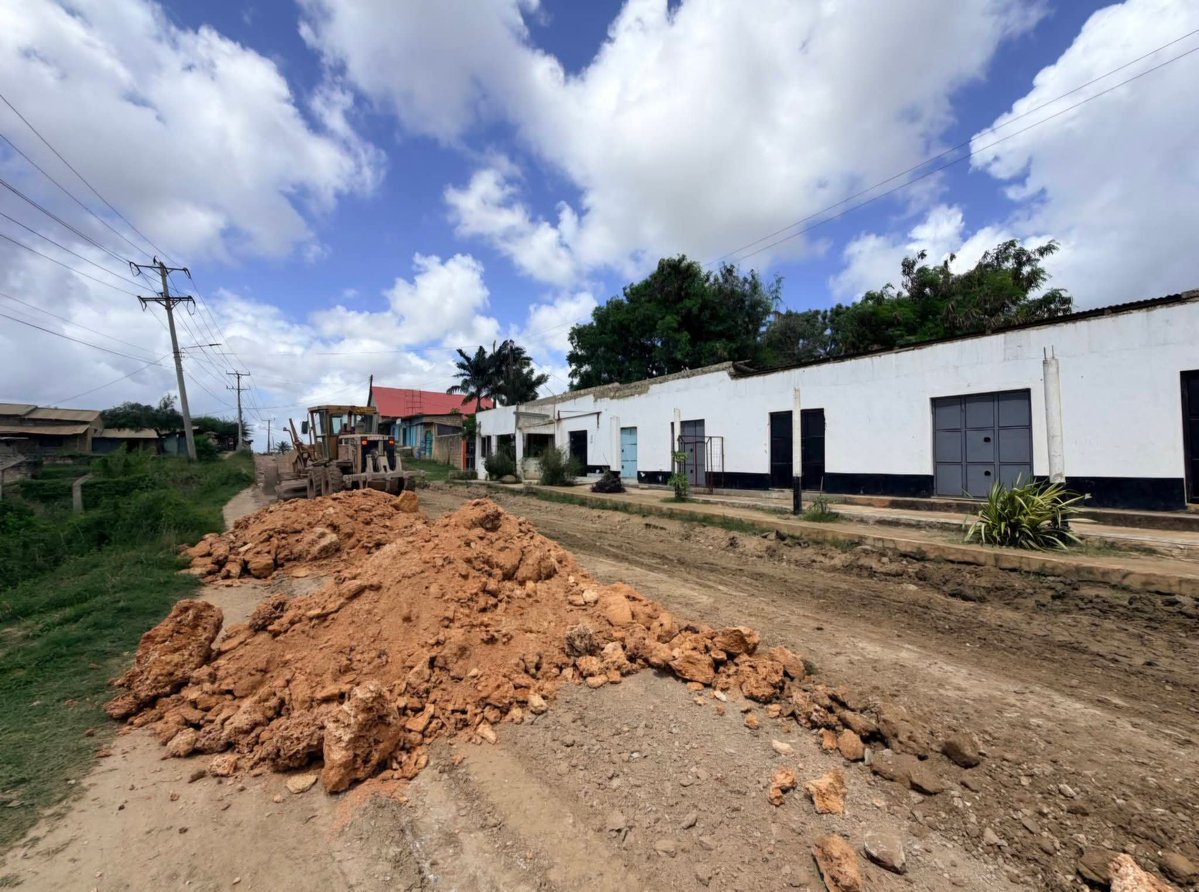 SubcountyAdmin's tweet photo. 🚧Road Works have been carried out along the Kiembeni–Mwisho to Kashani Road in Kisauni Sub County entailing grading and other improvements to restore movement for residents &amp; motorists.
#RoadWorks #KiembeniMwisoKashani #ServiceDelivery https://t.co/aVcTQqzps4