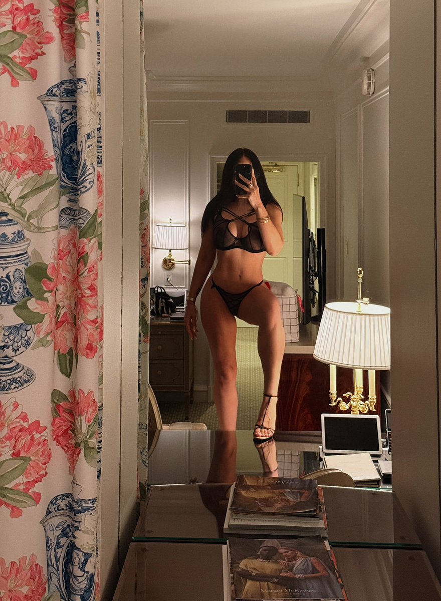 xo__sophia's tweet photo. The carpet definitely doesn’t match the drapes https://t.co/R7DYwcTEws