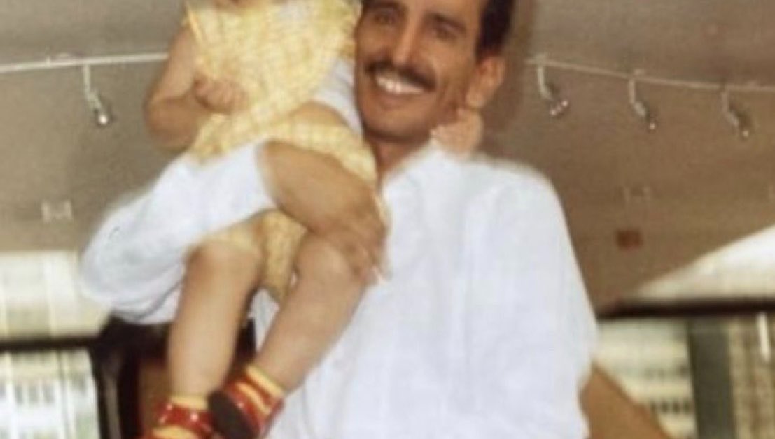 iQueen6_'s tweet photo. أنا ماشيه على مبدأ: 
اللي يبيك، يجيك ولو حافي القدم، ويكرّس ما تبقّى من عمره لأجل يحظى بمجلسك طول العمر، مهما باعدت بينكم المسافات خلوكم شجعان في الحب مثل"مساعد الرشيدي" /

كتبت الشعر في البدايه لعيون بنت حبيتها فجاءه وجدت نفسي مجبر لكتابة الشعر لكل الدنيا .. توهقت .

وحين سُئل

«عساك فزت بشيء يستاهل هالوهقة؟» 

قال بانتصار : «عندي منها سبعة عيال» 

هذي هي شجاعة الحب تعتبر أجمل انتصاراتك أن تكون هي نصيب عمرك :)