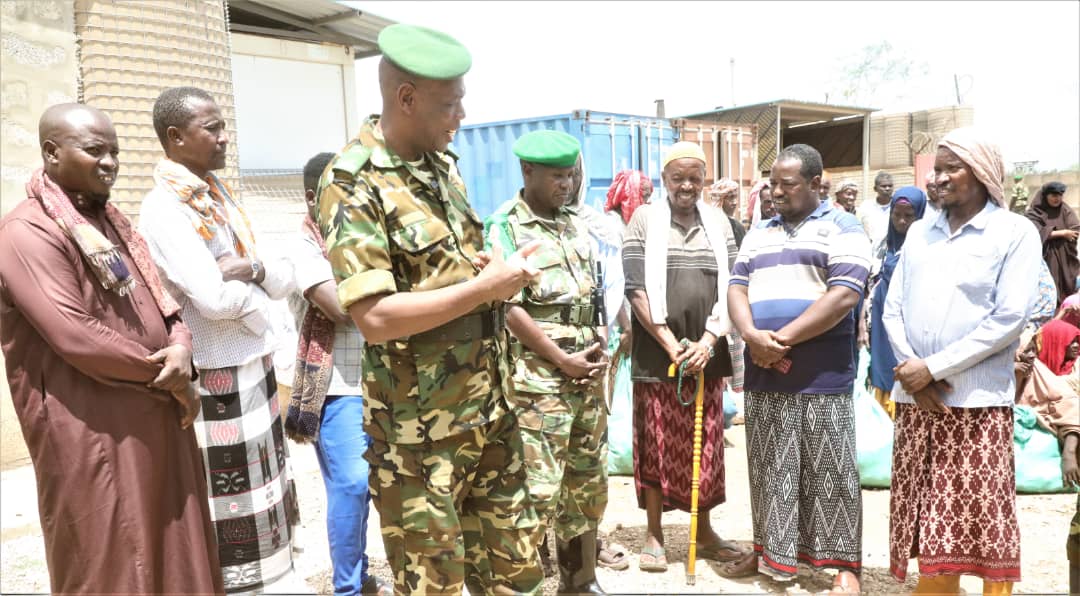 aussom_'s tweet photo. In #Jowhar, Sector 5 Commander and Burundi Contingent Commander, Brig. Gen. Michel Ndenzako, briefed @MdnacBi Spokesperson, Brig. Gen. Gaspard Baratuza, on the area of responsibility, operational activities, achievements and evolving security environment.

@baratuza2000 also observed Civil-Military Cooperation activities, including provision of clean drinking water, free medical care and support to vulnerable community members. His visit reaffirmed the commitment of the 16th @fdnbbi Contingent serving under @_AfricanUnion in Somalia to working with Somali security institutions, local authorities and partners in support of Somali-led peace, security and stabilisation efforts. #AUSSOMInTheSectors