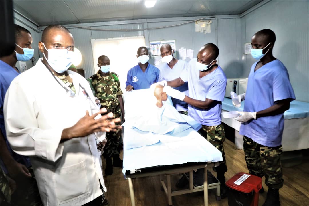aussom_'s tweet photo. In #Jowhar, Sector 5 Commander and Burundi Contingent Commander, Brig. Gen. Michel Ndenzako, briefed @MdnacBi Spokesperson, Brig. Gen. Gaspard Baratuza, on the area of responsibility, operational activities, achievements and evolving security environment.

@baratuza2000 also observed Civil-Military Cooperation activities, including provision of clean drinking water, free medical care and support to vulnerable community members. His visit reaffirmed the commitment of the 16th @fdnbbi Contingent serving under @_AfricanUnion in Somalia to working with Somali security institutions, local authorities and partners in support of Somali-led peace, security and stabilisation efforts. #AUSSOMInTheSectors