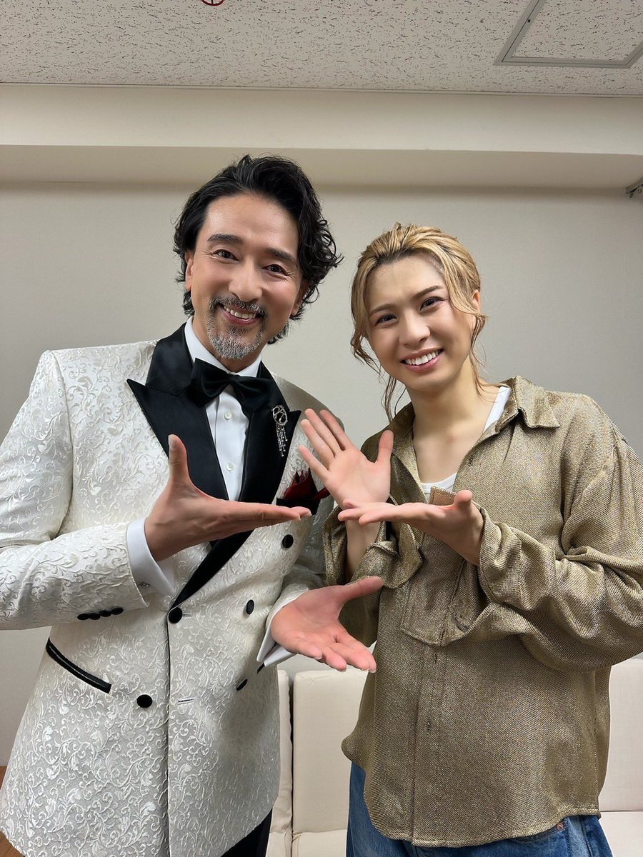 okamiya_kurumu's tweet photo. KURUMU OKAMIYA 1st Concert
「The Fanfare」最終日
ご来場ご視聴誠にありがとうございました！

ゲストで来てくださった
岡さん、海宝さん！
表舞台での姿はもちろんですが
物事の考え方、作品に対する愛や
人との向き合い方まで全てが大好きなお二人！
最終日をお二人に飾っていただけたこと
一緒にデュエットしていただけたこと
心から感謝でいっぱいです！
ファンファーレが皆様のもとに届いて
鳴り響いているといいな！！
そしてまたこれが続いていくといいな。
本当に本当に楽しい時間でした！！！
全ての皆様に感謝でいっぱいです！！
ありがとうございました！！！

#1stくるコン