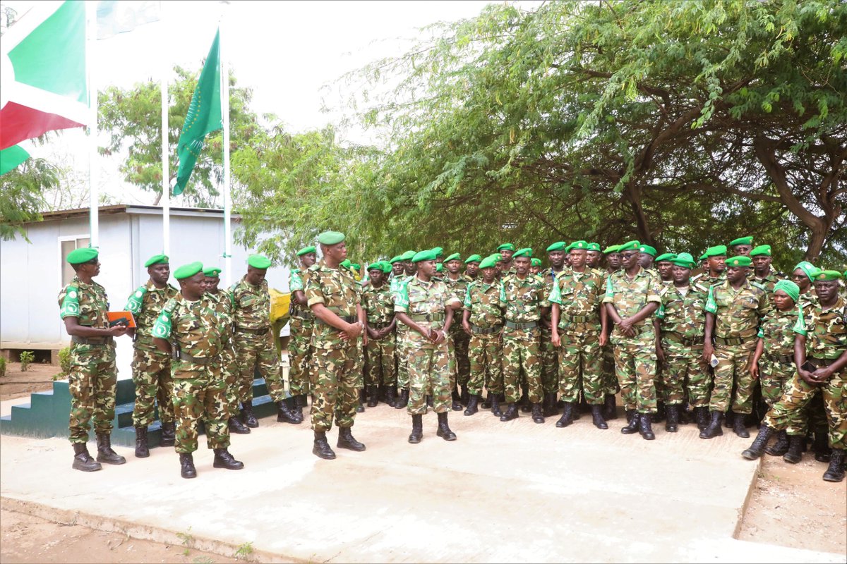 aussom_'s tweet photo. In #Jowhar, Sector 5 Commander and Burundi Contingent Commander, Brig. Gen. Michel Ndenzako, briefed @MdnacBi Spokesperson, Brig. Gen. Gaspard Baratuza, on the area of responsibility, operational activities, achievements and evolving security environment.

@baratuza2000 also observed Civil-Military Cooperation activities, including provision of clean drinking water, free medical care and support to vulnerable community members. His visit reaffirmed the commitment of the 16th @fdnbbi Contingent serving under @_AfricanUnion in Somalia to working with Somali security institutions, local authorities and partners in support of Somali-led peace, security and stabilisation efforts. #AUSSOMInTheSectors