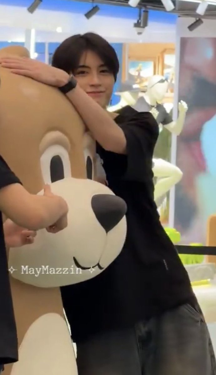thisispyboss's tweet photo. น้องเอเอนางยังเล็กอยู่มากจริงๆ เอเอรักสัตว์ เอเอรักน้องตุ๊กตา เอเอรักพี่หมี นางมีสารพัดของกุ๊กที่นางชอบห้อย อันนิพี่หมีของเอเอน้า หันมามองแม่ๆตาแป๋วเยยหนิ อยากหยิกแก้มนางง่ะ (😭)🎀 https://t.co/gaItADtzgT