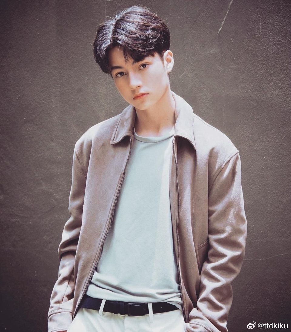 chrliest's tweet photo. he’s so unreal he’s so perfect he’s so mine https://t.co/AibUNoms8n