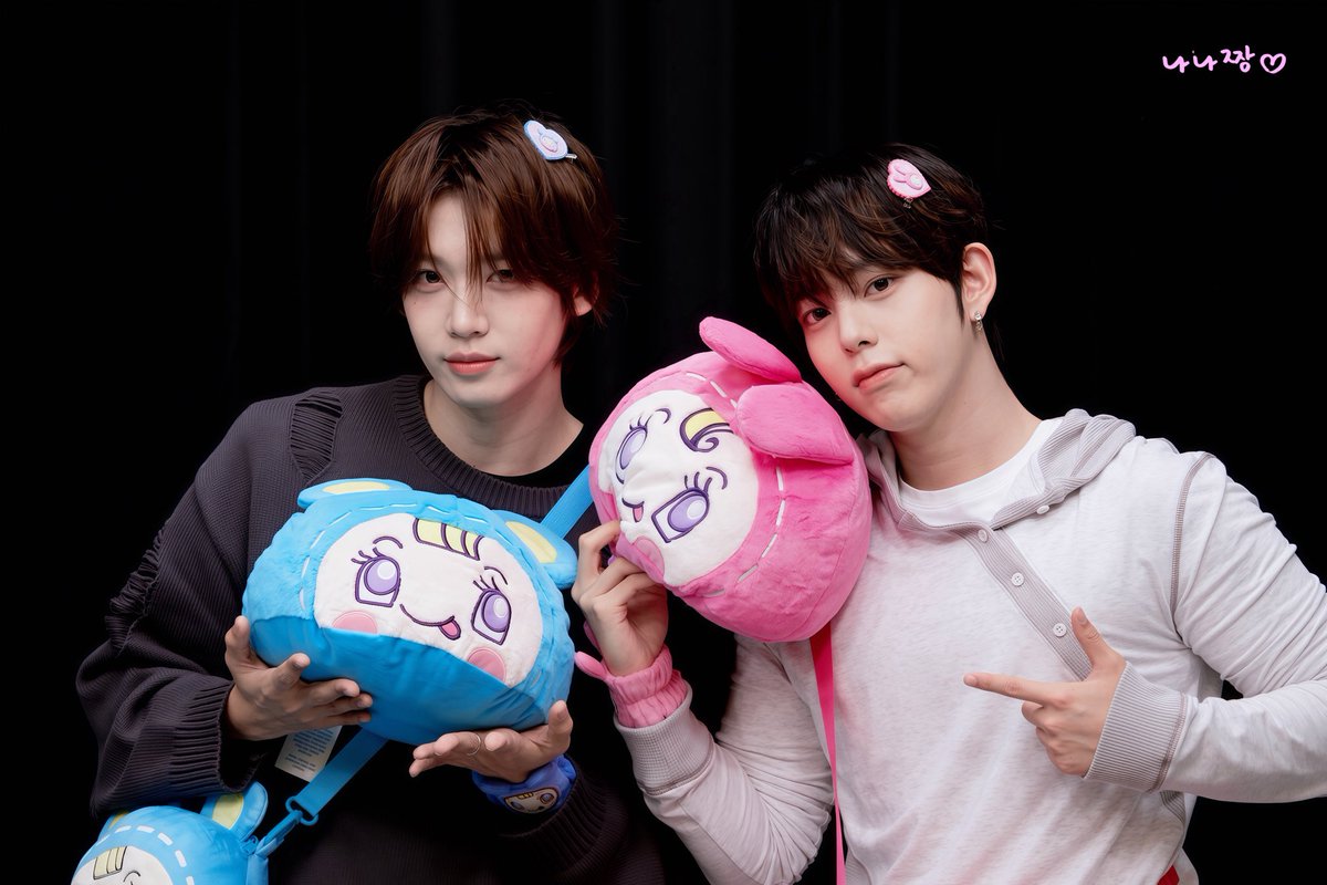 VIICHANZZ's tweet photo. 261005

🎵🎀

#AHOF #아홉 #SHUAIBO #장슈아이보 #CHIHEN #즈언 https://t.co/GFxBFuWPzP