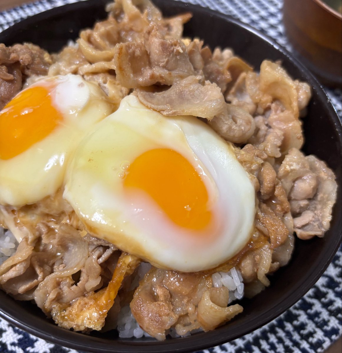 Lilinfinity1012's tweet photo. 久しぶりの自炊ー

豚バラ月見丼

だいぶテキトーに作った割には美味かったー https://t.co/QzOT60qNW5