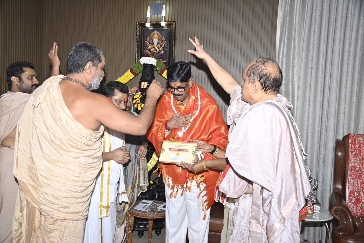 AnamReddy_TDP's tweet photo. ఇంద్రకీలాద్రిపై శ్రీ దుర్గా మల్లేశ్వర స్వామి వార్ల దేవస్థానంలో ఈ నెల 11 నుంచి 20వ తేదీ వరకు అత్యంత వైభవంగా నిర్వహించనున్న శ్రీ పరాభవ నామ సంవత్సర దసరా శరన్నవరాత్రి మహోత్సవాల ప్రత్యక్ష విశేష ఆర్జిత సేవల ఆన్‌లైన్ టికెట్లను క్యాంపు కార్యాలయంలో విడుదల చేయడం జరిగింది.

భక్తుల సౌకర్యం, పారదర్శకత మరియు సులభతరమైన సేవలందించడమే లక్ష్యంగా... ప్రభుత్వం అమలు చేస్తున్న ‘మన మిత్ర’ వాట్సాప్ గవర్నెన్స్ (9552300009) ద్వారా ఈ విశేష సేవా టికెట్లను అందుబాటులోకి తీసుకువచ్చాము. భక్తులు కుంకుమార్చన, చండీ హోమం, ఖడ్గమాలార్చన, నవావరణార్చన వంటి సేవల్లో పాల్గొనేందుకు ఆన్‌లైన్‌లో ముందుగా టికెట్లు బుక్ చేసుకోవాలని సూచించడంమైనది.

ఈ సందర్భంగా దేవస్థానం పాలకమండలి చైర్మన్, ఈవో మరియు అర్చక బృందం మమ్మల్ని మర్యాదపూర్వకంగా కలిసి దసరా మహోత్సవాల తొలి అధికారిక ఆహ్వాన పత్రికను అందజేశారు. అమ్మవారి ఆశీస్సులతో ఈ ఉత్సవాలను అత్యంత వైభవంగా, భక్తులకు ఎలాంటి అసౌకర్యం కలగకుండా విజయవంతం చేసేందుకు అన్ని ఏర్పాట్లు చేస్తున్నాము. 

#AnamRamnarayanaReddy
#Vijayawada
#Indrakeeladri 
#DasaraNavaratrulu 
#KanakadurgaTemple