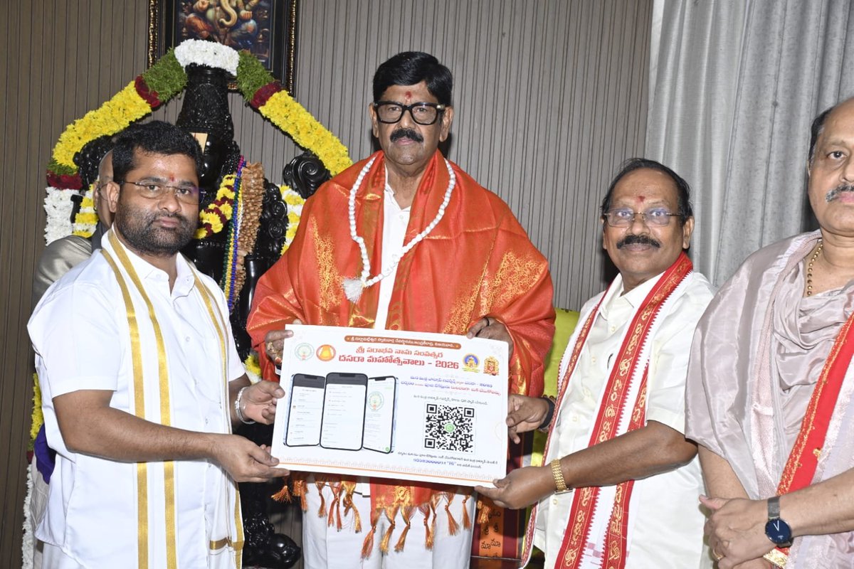 AnamReddy_TDP's tweet photo. ఇంద్రకీలాద్రిపై శ్రీ దుర్గా మల్లేశ్వర స్వామి వార్ల దేవస్థానంలో ఈ నెల 11 నుంచి 20వ తేదీ వరకు అత్యంత వైభవంగా నిర్వహించనున్న శ్రీ పరాభవ నామ సంవత్సర దసరా శరన్నవరాత్రి మహోత్సవాల ప్రత్యక్ష విశేష ఆర్జిత సేవల ఆన్‌లైన్ టికెట్లను క్యాంపు కార్యాలయంలో విడుదల చేయడం జరిగింది.

భక్తుల సౌకర్యం, పారదర్శకత మరియు సులభతరమైన సేవలందించడమే లక్ష్యంగా... ప్రభుత్వం అమలు చేస్తున్న ‘మన మిత్ర’ వాట్సాప్ గవర్నెన్స్ (9552300009) ద్వారా ఈ విశేష సేవా టికెట్లను అందుబాటులోకి తీసుకువచ్చాము. భక్తులు కుంకుమార్చన, చండీ హోమం, ఖడ్గమాలార్చన, నవావరణార్చన వంటి సేవల్లో పాల్గొనేందుకు ఆన్‌లైన్‌లో ముందుగా టికెట్లు బుక్ చేసుకోవాలని సూచించడంమైనది.

ఈ సందర్భంగా దేవస్థానం పాలకమండలి చైర్మన్, ఈవో మరియు అర్చక బృందం మమ్మల్ని మర్యాదపూర్వకంగా కలిసి దసరా మహోత్సవాల తొలి అధికారిక ఆహ్వాన పత్రికను అందజేశారు. అమ్మవారి ఆశీస్సులతో ఈ ఉత్సవాలను అత్యంత వైభవంగా, భక్తులకు ఎలాంటి అసౌకర్యం కలగకుండా విజయవంతం చేసేందుకు అన్ని ఏర్పాట్లు చేస్తున్నాము. 

#AnamRamnarayanaReddy
#Vijayawada
#Indrakeeladri 
#DasaraNavaratrulu 
#KanakadurgaTemple