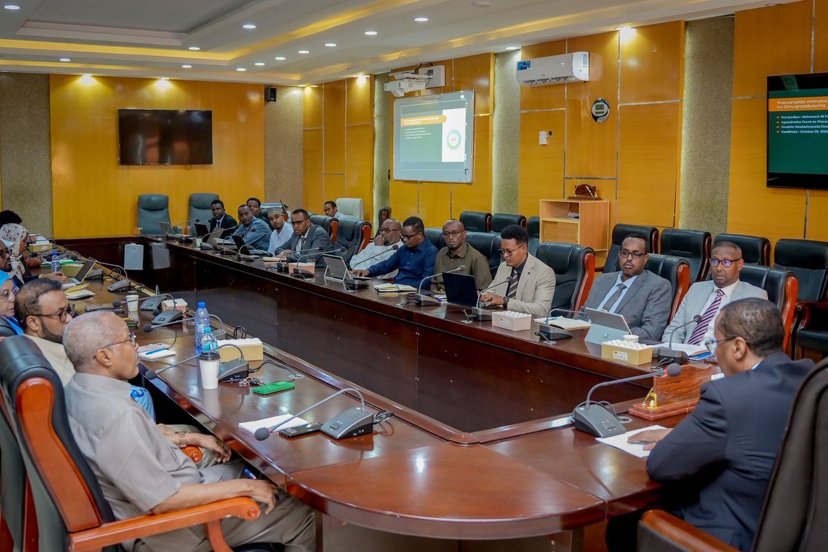 VPOfficePL's tweet photo. Ku-Simaha Madaxweynaha Ahna Madaxweyne Ku-xigeenka Puntland, Mudane @HELugatoor, ayaa maanta shir-guddoomiyay Shirka  dardargelinta iyo qiimaynta Maamul Baahinta adeegyada Waxbarashada, Caafimaadka iyo Biyaha, kaas oo ka qabsoomay Qasriga Madaxtooyada Puntland ee Garoowe. https://t.co/PGuc2qM5xD