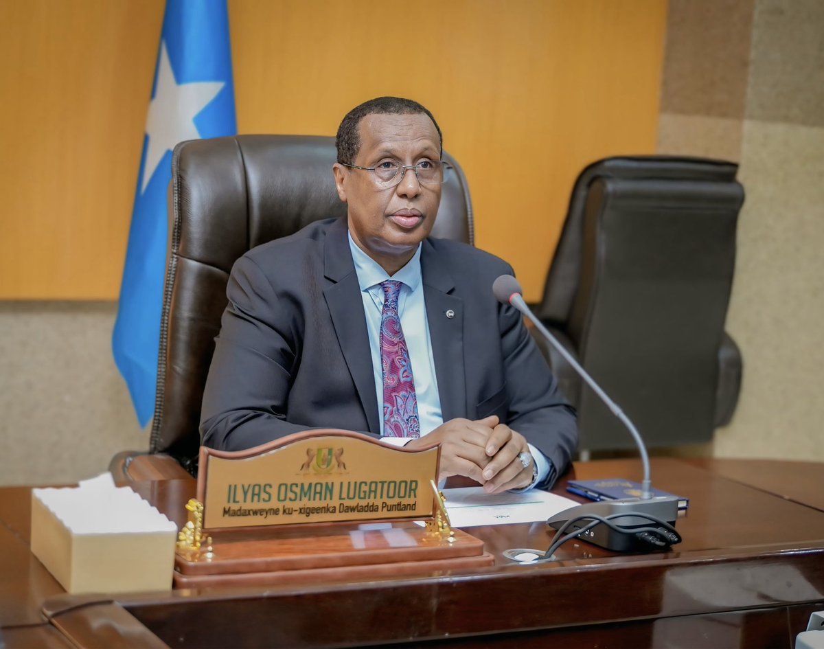VPOfficePL's tweet photo. Ku-Simaha Madaxweynaha Ahna Madaxweyne Ku-xigeenka Puntland, Mudane @HELugatoor, ayaa maanta shir-guddoomiyay Shirka  dardargelinta iyo qiimaynta Maamul Baahinta adeegyada Waxbarashada, Caafimaadka iyo Biyaha, kaas oo ka qabsoomay Qasriga Madaxtooyada Puntland ee Garoowe. https://t.co/PGuc2qM5xD