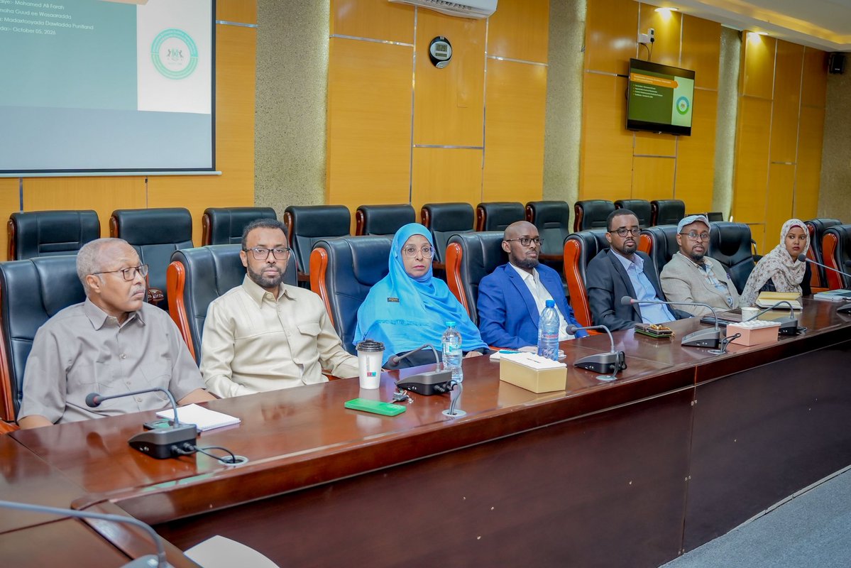 VPOfficePL's tweet photo. Ku-Simaha Madaxweynaha Ahna Madaxweyne Ku-xigeenka Puntland, Mudane @HELugatoor, ayaa maanta shir-guddoomiyay Shirka  dardargelinta iyo qiimaynta Maamul Baahinta adeegyada Waxbarashada, Caafimaadka iyo Biyaha, kaas oo ka qabsoomay Qasriga Madaxtooyada Puntland ee Garoowe. https://t.co/PGuc2qM5xD