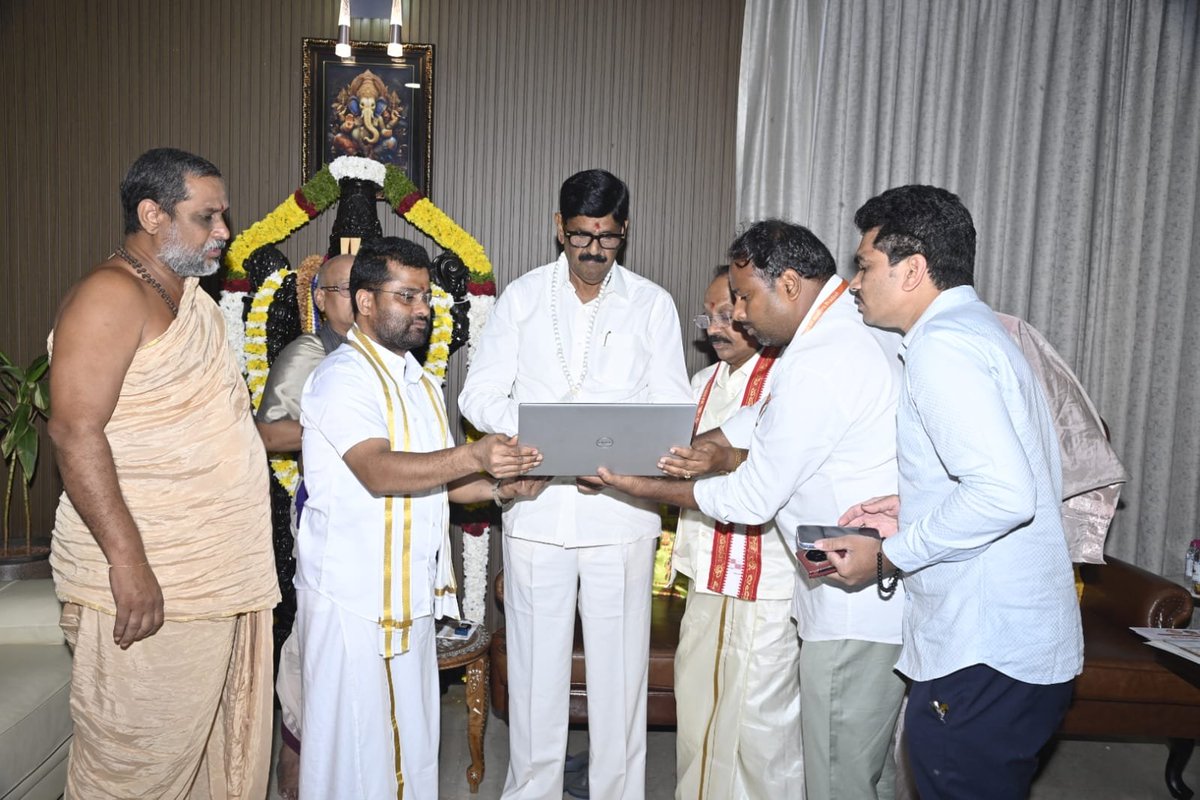 AnamReddy_TDP's tweet photo. ఇంద్రకీలాద్రిపై శ్రీ దుర్గా మల్లేశ్వర స్వామి వార్ల దేవస్థానంలో ఈ నెల 11 నుంచి 20వ తేదీ వరకు అత్యంత వైభవంగా నిర్వహించనున్న శ్రీ పరాభవ నామ సంవత్సర దసరా శరన్నవరాత్రి మహోత్సవాల ప్రత్యక్ష విశేష ఆర్జిత సేవల ఆన్‌లైన్ టికెట్లను క్యాంపు కార్యాలయంలో విడుదల చేయడం జరిగింది.

భక్తుల సౌకర్యం, పారదర్శకత మరియు సులభతరమైన సేవలందించడమే లక్ష్యంగా... ప్రభుత్వం అమలు చేస్తున్న ‘మన మిత్ర’ వాట్సాప్ గవర్నెన్స్ (9552300009) ద్వారా ఈ విశేష సేవా టికెట్లను అందుబాటులోకి తీసుకువచ్చాము. భక్తులు కుంకుమార్చన, చండీ హోమం, ఖడ్గమాలార్చన, నవావరణార్చన వంటి సేవల్లో పాల్గొనేందుకు ఆన్‌లైన్‌లో ముందుగా టికెట్లు బుక్ చేసుకోవాలని సూచించడంమైనది.

ఈ సందర్భంగా దేవస్థానం పాలకమండలి చైర్మన్, ఈవో మరియు అర్చక బృందం మమ్మల్ని మర్యాదపూర్వకంగా కలిసి దసరా మహోత్సవాల తొలి అధికారిక ఆహ్వాన పత్రికను అందజేశారు. అమ్మవారి ఆశీస్సులతో ఈ ఉత్సవాలను అత్యంత వైభవంగా, భక్తులకు ఎలాంటి అసౌకర్యం కలగకుండా విజయవంతం చేసేందుకు అన్ని ఏర్పాట్లు చేస్తున్నాము. 

#AnamRamnarayanaReddy
#Vijayawada
#Indrakeeladri 
#DasaraNavaratrulu 
#KanakadurgaTemple