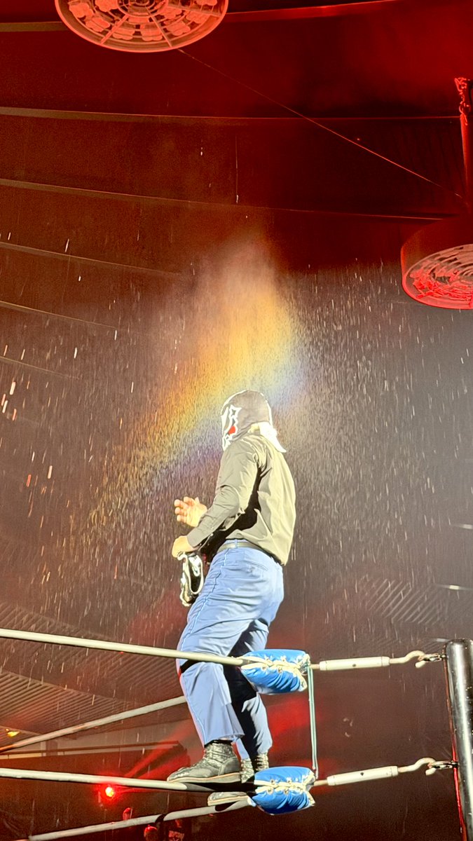 ChimNwk's tweet photo. きたねぇ🎆ならぬ🌈… https://t.co/p5RKj3czJk