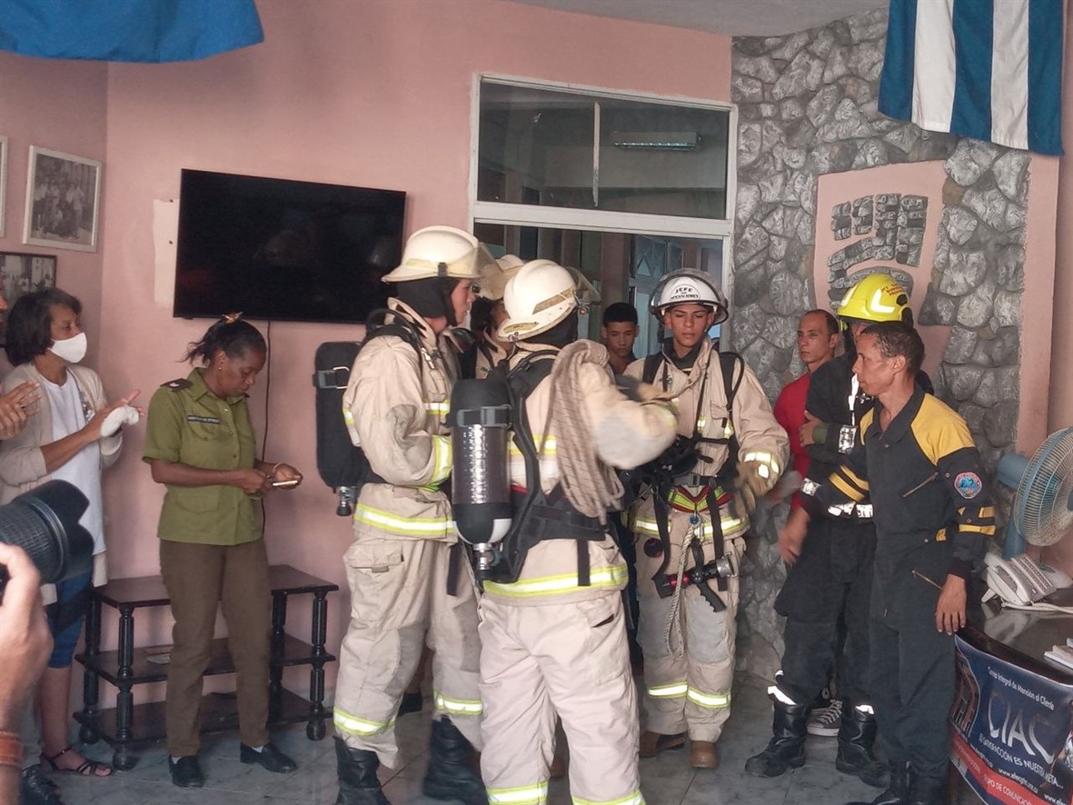 ElecGuantanamo's tweet photo. Simulacro de Sofocar incencio y rescate de afectados en edificio del CIAC de conjunto empresa y brigada de Comandos Bomberos Guantánamo como parte de la actividades por  el mes de la Seguridad y Salud del Trabajo.#LoquenosUNEseguridad.#ElÉctricosGenteQueUNE. https://t.co/kVzn53QUWH