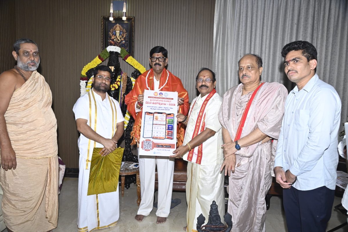 AnamReddy_TDP's tweet photo. ఇంద్రకీలాద్రిపై శ్రీ దుర్గా మల్లేశ్వర స్వామి వార్ల దేవస్థానంలో ఈ నెల 11 నుంచి 20వ తేదీ వరకు అత్యంత వైభవంగా నిర్వహించనున్న శ్రీ పరాభవ నామ సంవత్సర దసరా శరన్నవరాత్రి మహోత్సవాల ప్రత్యక్ష విశేష ఆర్జిత సేవల ఆన్‌లైన్ టికెట్లను క్యాంపు కార్యాలయంలో విడుదల చేయడం జరిగింది.

భక్తుల సౌకర్యం, పారదర్శకత మరియు సులభతరమైన సేవలందించడమే లక్ష్యంగా... ప్రభుత్వం అమలు చేస్తున్న ‘మన మిత్ర’ వాట్సాప్ గవర్నెన్స్ (9552300009) ద్వారా ఈ విశేష సేవా టికెట్లను అందుబాటులోకి తీసుకువచ్చాము. భక్తులు కుంకుమార్చన, చండీ హోమం, ఖడ్గమాలార్చన, నవావరణార్చన వంటి సేవల్లో పాల్గొనేందుకు ఆన్‌లైన్‌లో ముందుగా టికెట్లు బుక్ చేసుకోవాలని సూచించడంమైనది.

ఈ సందర్భంగా దేవస్థానం పాలకమండలి చైర్మన్, ఈవో మరియు అర్చక బృందం మమ్మల్ని మర్యాదపూర్వకంగా కలిసి దసరా మహోత్సవాల తొలి అధికారిక ఆహ్వాన పత్రికను అందజేశారు. అమ్మవారి ఆశీస్సులతో ఈ ఉత్సవాలను అత్యంత వైభవంగా, భక్తులకు ఎలాంటి అసౌకర్యం కలగకుండా విజయవంతం చేసేందుకు అన్ని ఏర్పాట్లు చేస్తున్నాము. 

#AnamRamnarayanaReddy
#Vijayawada
#Indrakeeladri 
#DasaraNavaratrulu 
#KanakadurgaTemple