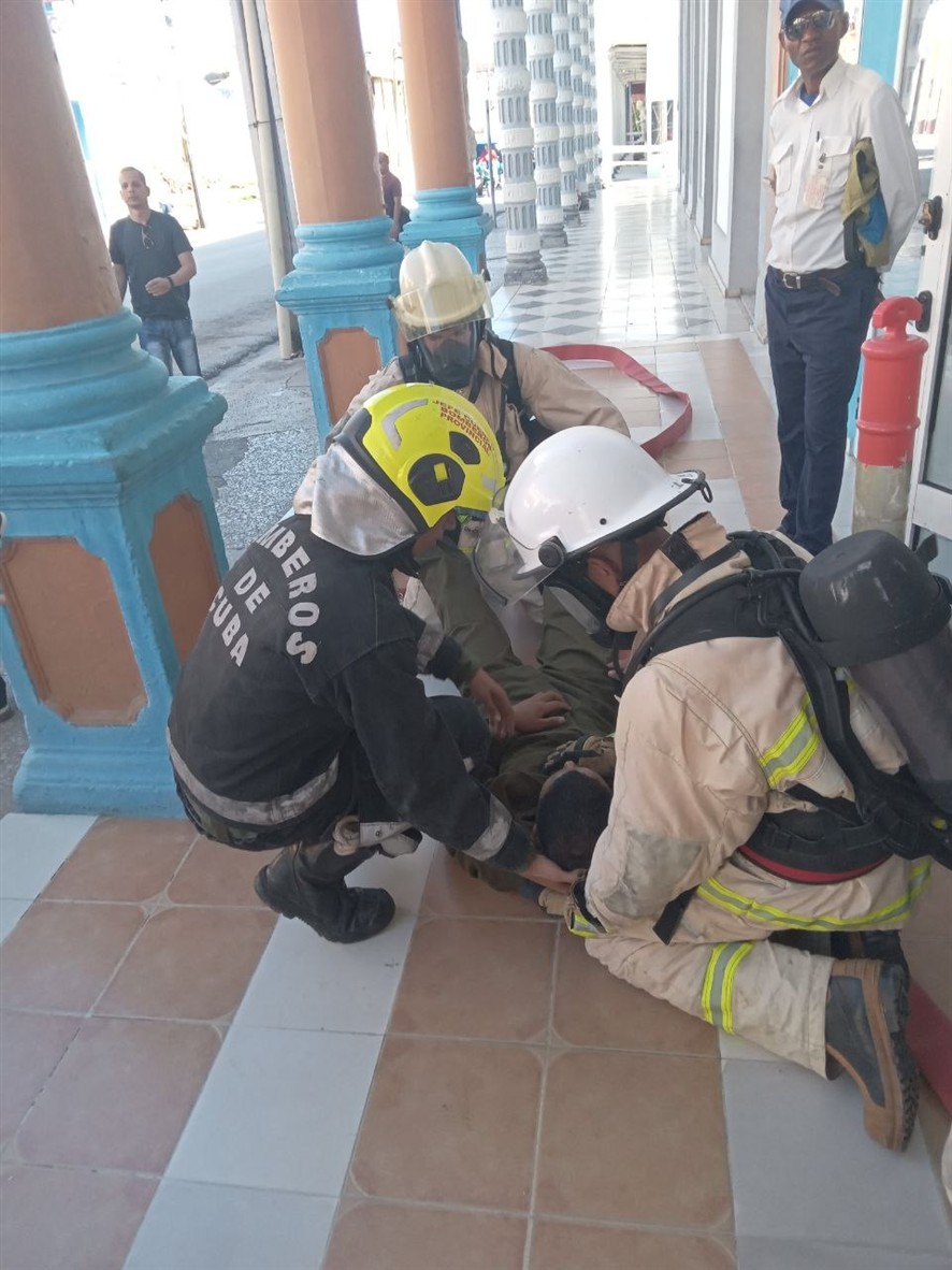 ElecGuantanamo's tweet photo. Simulacro de Sofocar incencio y rescate de afectados en edificio del CIAC de conjunto empresa y brigada de Comandos Bomberos Guantánamo como parte de la actividades por  el mes de la Seguridad y Salud del Trabajo.#LoquenosUNEseguridad.#ElÉctricosGenteQueUNE. https://t.co/kVzn53QUWH