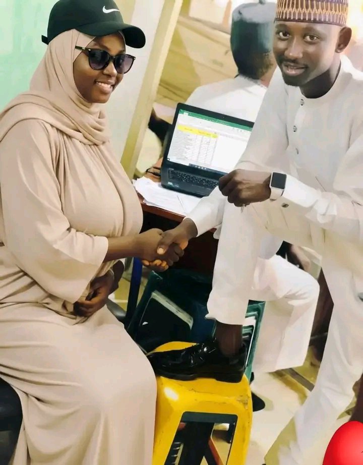 Lamar_jxr's tweet photo. After nearly 20 years, a guy ran into his primary school mate, Saratu Yusuf Tofa.

She’s now a computer engineer working for a private company in Washington, DC 🇺🇸 reportedly earning around $900 every week.

From the same classroom to Washington, DC. Life moves fast. https://t.co/9kT2YCn5ON