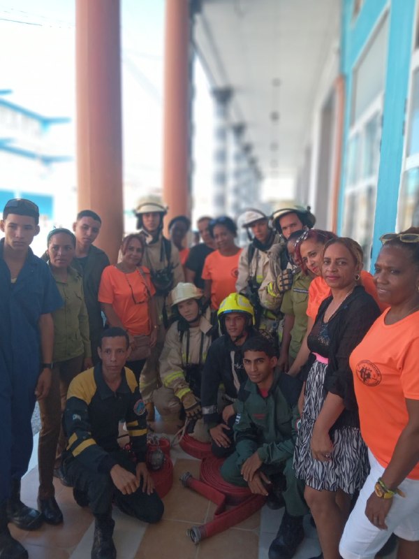ElecGuantanamo's tweet photo. Simulacro de Sofocar incencio y rescate de afectados en edificio del CIAC de conjunto empresa y brigada de Comandos Bomberos Guantánamo como parte de la actividades por  el mes de la Seguridad y Salud del Trabajo.#LoquenosUNEseguridad.#ElÉctricosGenteQueUNE. https://t.co/kVzn53QUWH