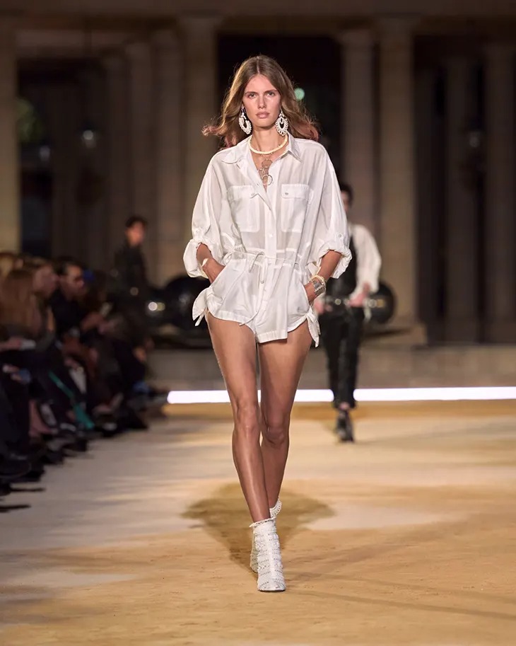designscene's tweet photo. Kim Bekker’s Isabel Marant SS27: Heritage, Layering, and the Art of Travel -  See more here: https://t.co/gBifLSaQbT

#KimBekker began #IsabelMarant SS27 in Los Angeles, where she discovered photographer Sam Haskins’s sepia-toned visions of women from the 1960s, layered in hazy light yet absolutely grounded in sensuality and strength.

Photo Courtesy of Isabel Marant

#PFW