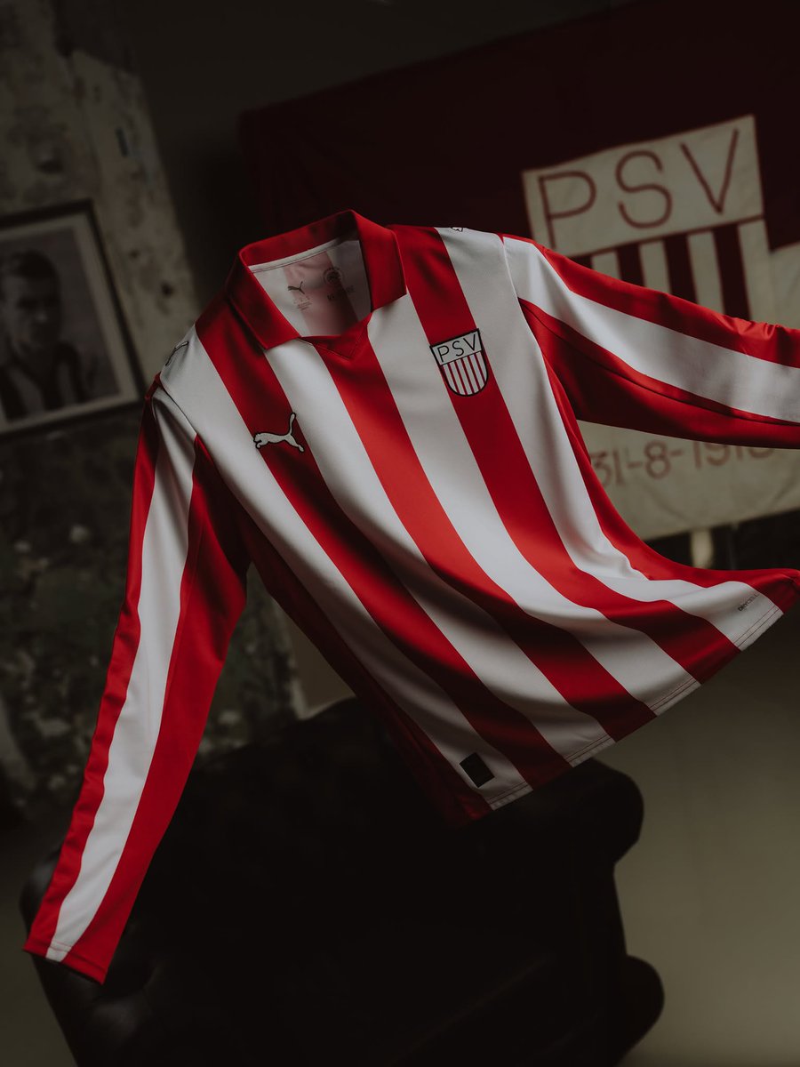 EleteTSC's tweet photo. 🇳🇱🔙 @PSV y @pumafootball lanzaron una camiseta especial celebrando 100 años del nacimiento de Coen Dillen, quien tiene el récord de más goles anotados en una temporada de Eredivisie.

Bastones rojiblancos clásicos con cuello polo, escudo retro y sello alusivo a Het Kanon. https://t.co/UdHYQCGumH