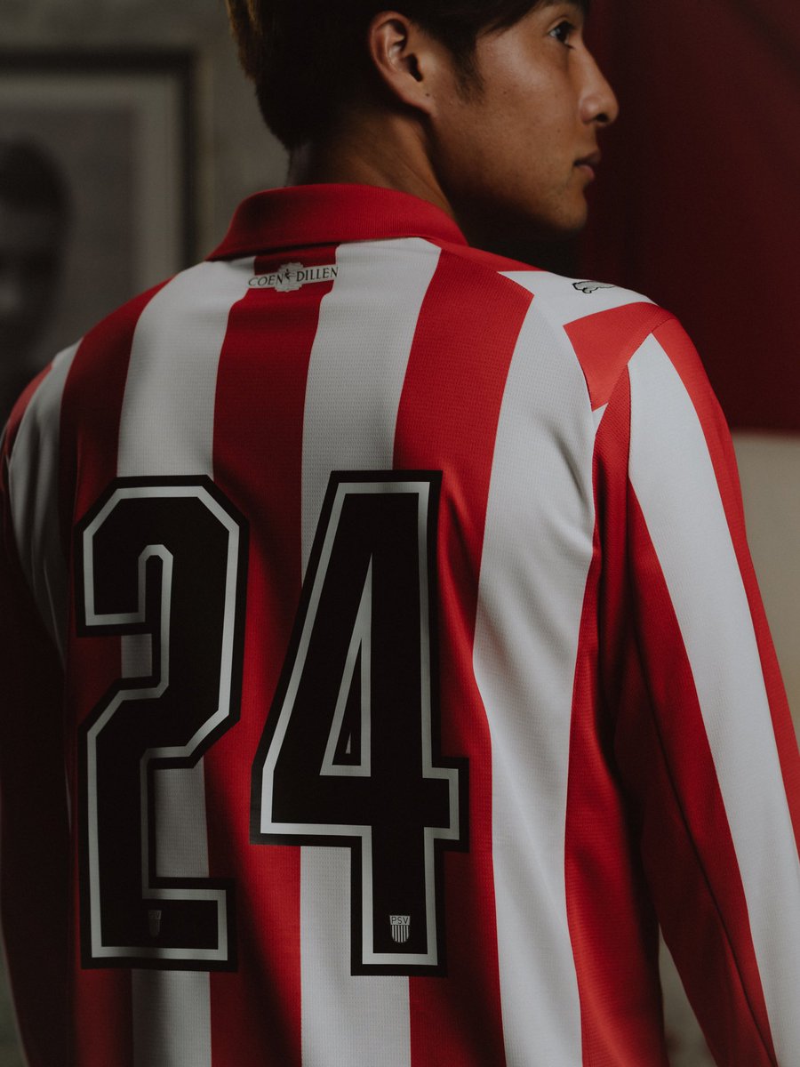 EleteTSC's tweet photo. 🇳🇱🔙 @PSV y @pumafootball lanzaron una camiseta especial celebrando 100 años del nacimiento de Coen Dillen, quien tiene el récord de más goles anotados en una temporada de Eredivisie.

Bastones rojiblancos clásicos con cuello polo, escudo retro y sello alusivo a Het Kanon. https://t.co/UdHYQCGumH